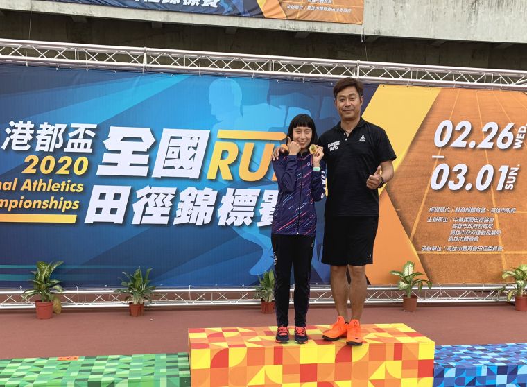 江佳柔（左）在高女1萬公尺競走48:30.68破全國。孫繼宏／提供。