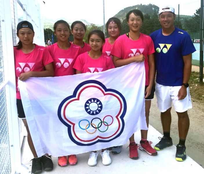 三民高中女子網球隊和教練林耿儀(右)。林耿儀／提供。