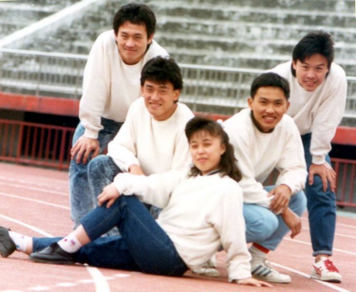 楊東蓁(右)曾和學弟王識賢(左二)一起組團參加《青春之星》比賽。楊東蓁／提供。