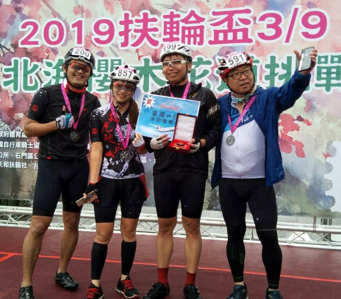 滿天星五年超級大滿貫得主劉嘉豪獲頒日本機票一張。中華民國自行車騎士協會／提供。