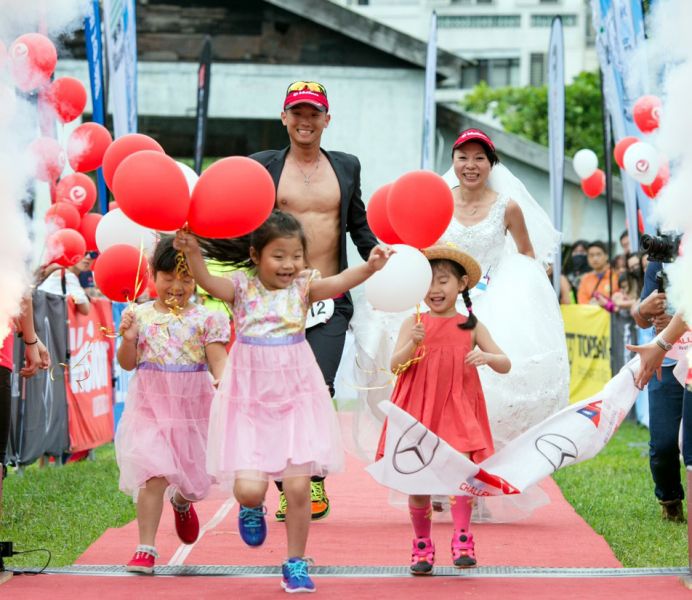 2016年Challenge Taiwan ，「720好動夫妻」進終點前換上婚紗。720armour運動眼鏡／提供。