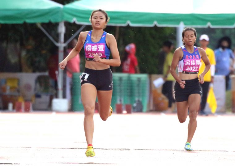 麥寮高中楊睿萱54.76再度打破高懸23年的全中錦高女400公尺大會紀錄。資料照片／林嘉欣攝影。