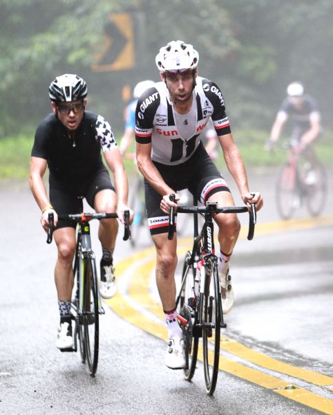 艾文斯(左)和勞倫斯天登(右)獲2018陽明山自行車登山王挑戰前兩名。中華民國自行車騎士協會／提供。