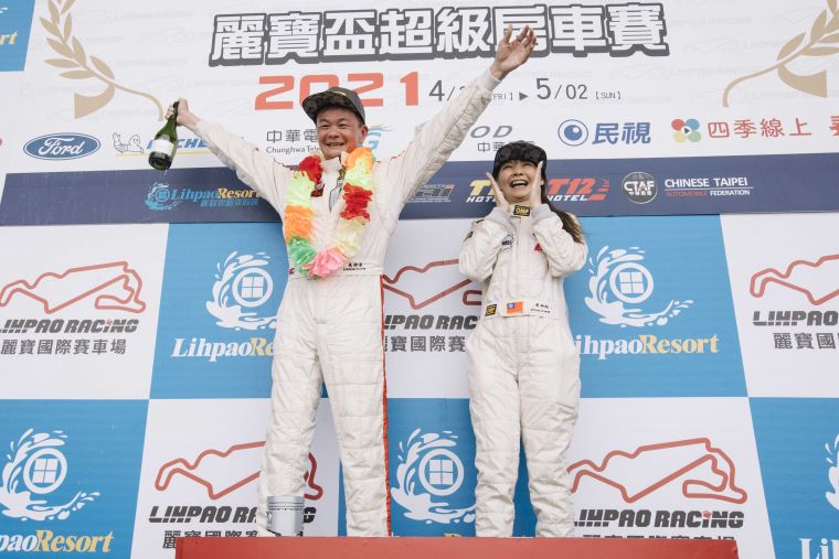 麗寶超級房車賽TCR組由BC Racing車隊的兄妹檔黃錦章與黃淑妮拿下冠軍。大會提供