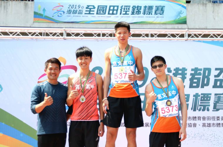 惠文高中教練蔡欣憲(左)和港都盃高男三級跳遠前三名。林嘉欣／攝影。