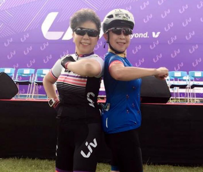 自行車新文化基金會執行長劉麗珠(右)和巨大機械董事長杜綉珍連手出騎。捷安特／提供。