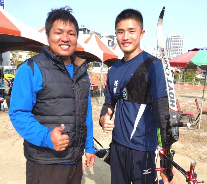 新竹愛山林隊林子翔（右）感謝高中教練宋佳駿給他滿滿正能量。企業射箭聯盟／提供。