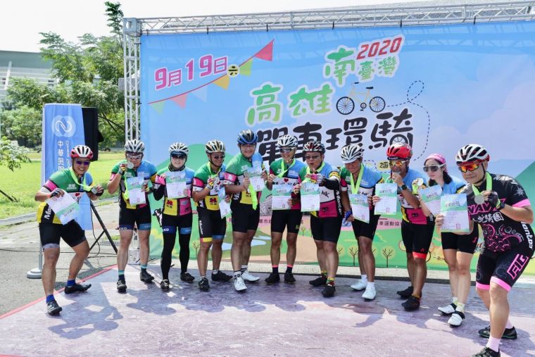 在地宏星車隊也組隊前來參加且全數成功完賽在終點合影。圖：中華民國單車運動協會。
