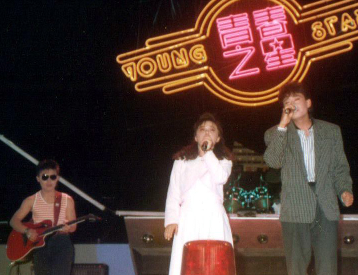參加《青春之星》比賽時，楊東蓁(左)擔任吉他手，主唱是王識賢(右)和蘇淑微(中)。楊東蓁／提供。