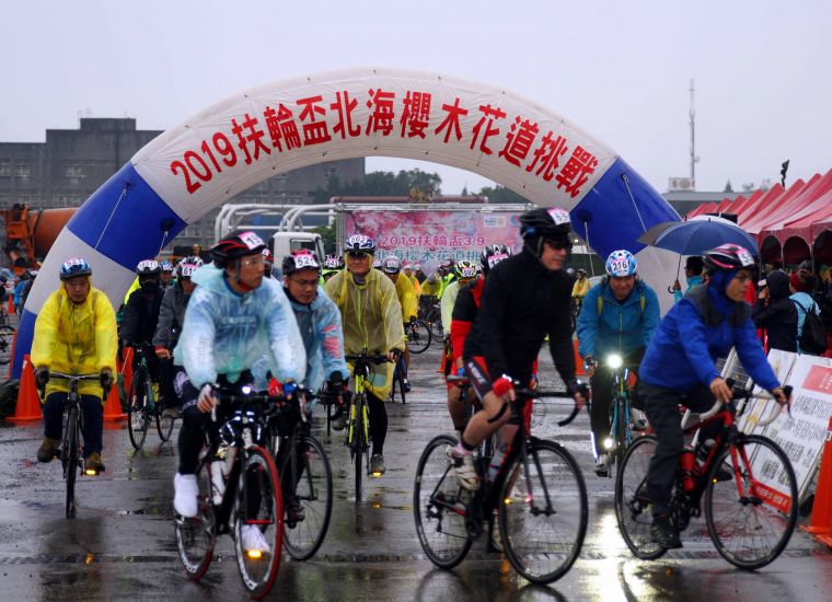 扶輪盃北海櫻木花道自行車挑戰在雨中出發。中華民國自行車騎士協會／提供。
