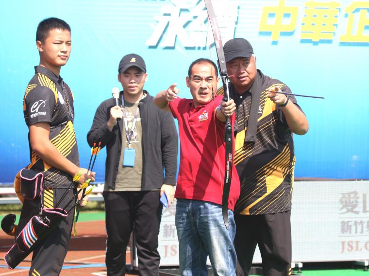 譚雅婷的舅舅洪兆昆（前）得到協會青年隊教練李水河（右）指導，和全運金牌楊恢哲（左）聯手達標。企業射箭聯盟／提供。