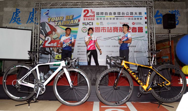 環台賽中華隊國手彭源堂(右)和王景徽(左)。中華民國自由車協會／提供。
