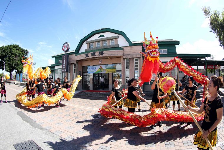 中福社區發展協會以舞龍舞獅表演暖場。中華民國自行車騎士協會／提供。