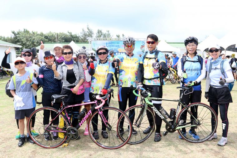 抗癌鬥士們一起參加2018LightupTaiwan極點慢旅系列活動。中華民國自行車騎士協會／提供。