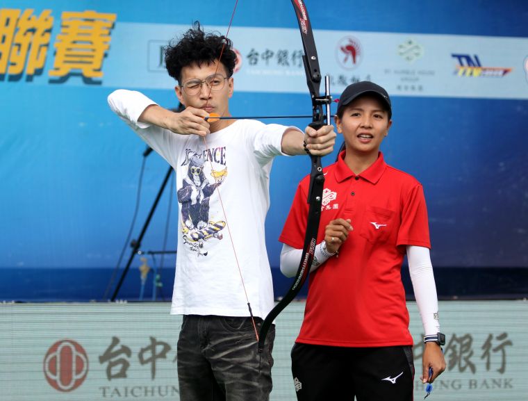 林佳恩（右）的姑丈王景德（左）參加神隊友挑戰賽並開心抱走大獎。企業射箭聮盟／提供。