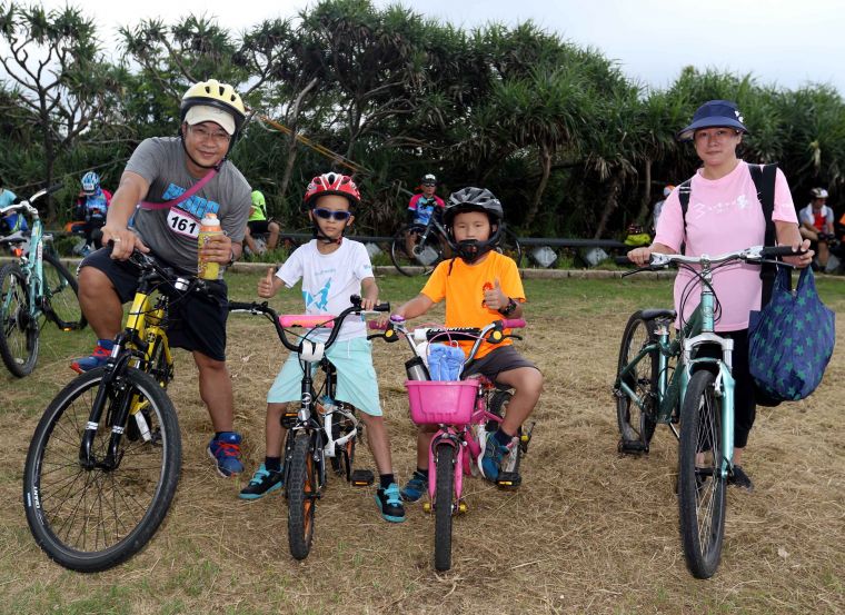 柯鼎祥帶著太太翁采緹和兒子柯秉源、柯秉程，一起來騎遊。中華民國自行車騎士協會／提供。