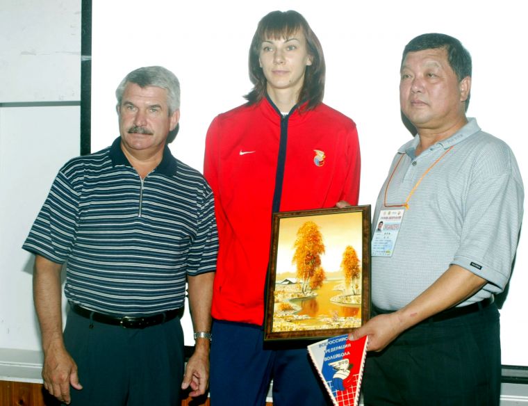 俄羅斯「冰山美人」阿塔摩洛娃(中)也曾來台參加大獎賽。林嘉欣／攝影。