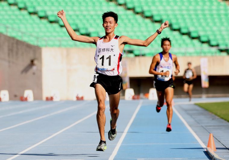 正修科大吳睿恩在109年全大運田徑賽公開男10000公尺決賽奪金，是大運會近48年第一位拿下大男甲組1萬公尺冠軍的非體育校院生。林嘉欣／攝影。