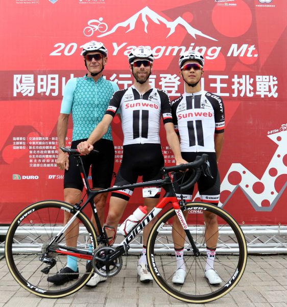 勞倫斯天登(中)和杜志濠(右)。中華民國自行車騎士協會／提供。