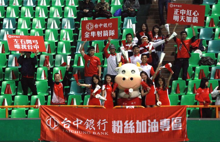 台中銀行啦啦隊和吉祥物「阿中寶寶」超Q。中華企業射箭聯盟／提供。