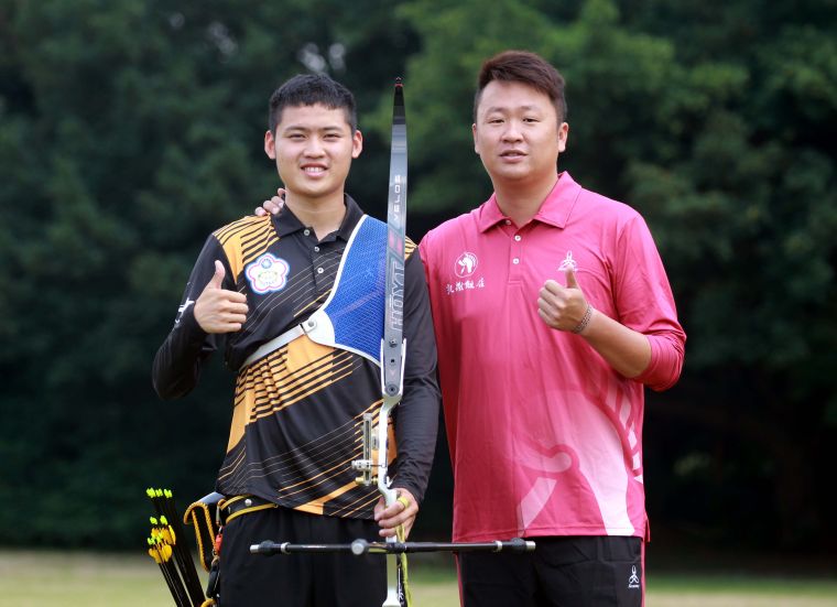 湯智鈞(左)和母隊明德高中教練劉展明。中華企業射箭聯盟／提供。