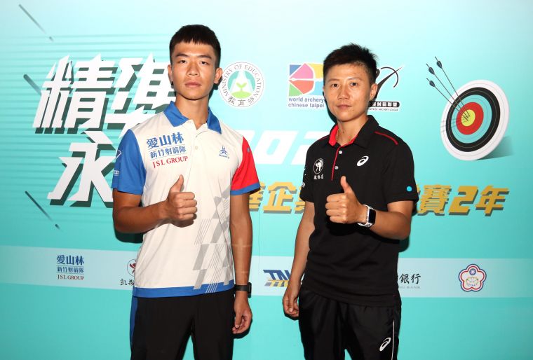 鄧宇成（左）和雷千瑩開心迎接即將登場的企業二年射箭聯賽。林嘉欣／攝影。