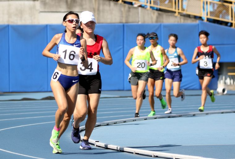 曹純玉(前）在台北市春季全國田徑公開賽公開女一萬公尺創個人最佳破大會。林嘉欣／攝影。