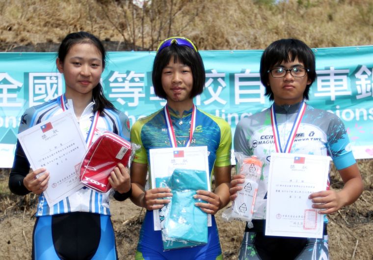 高女12公里越野賽前三名。中華民國自由車協會／提供。