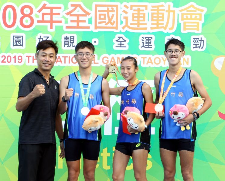 打破競走全國紀錄的江佳柔（右二）和教練孫繼宏（左）。林嘉欣／攝影。