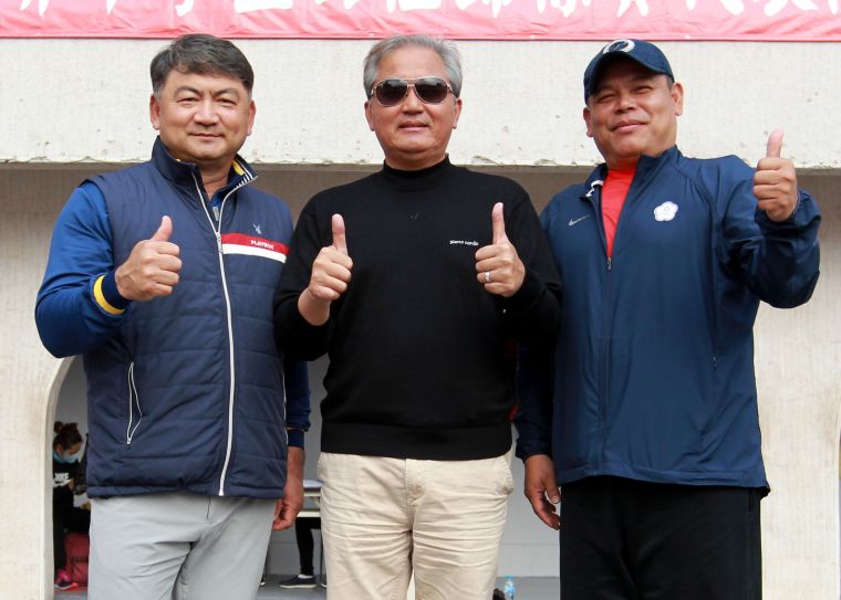 大同高中田徑隊教練邱為榮(中)、朱明芳(右)和張浩桂。林嘉欣／攝影。