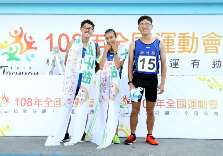 打破競走全國紀錄的江佳柔（中）和包下男子競走金、銀牌的張洧綝（左）和張洧睿。林嘉欣／攝影。