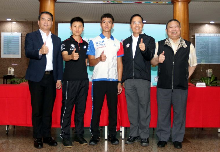 企業射箭聯盟會長邱炳坤（左）和鄧宇成（中）、雷千瑩（左二）邀請大家來看企業二年射箭聯賽。林嘉欣／攝影。