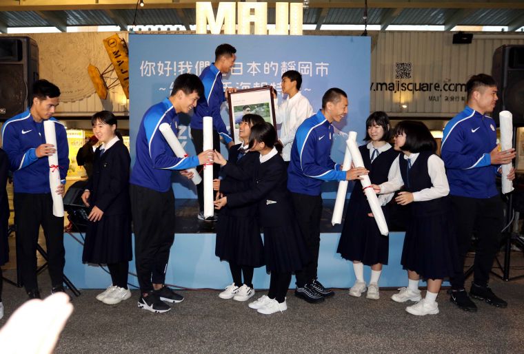 中華田徑隊開心收下日本靜岡大川小中學校同學製作的海報。