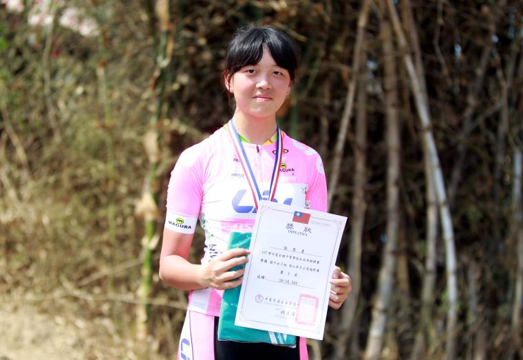 國女8公里越野賽冠軍員山國中張琹惠。中華民國自由車協會／提供。