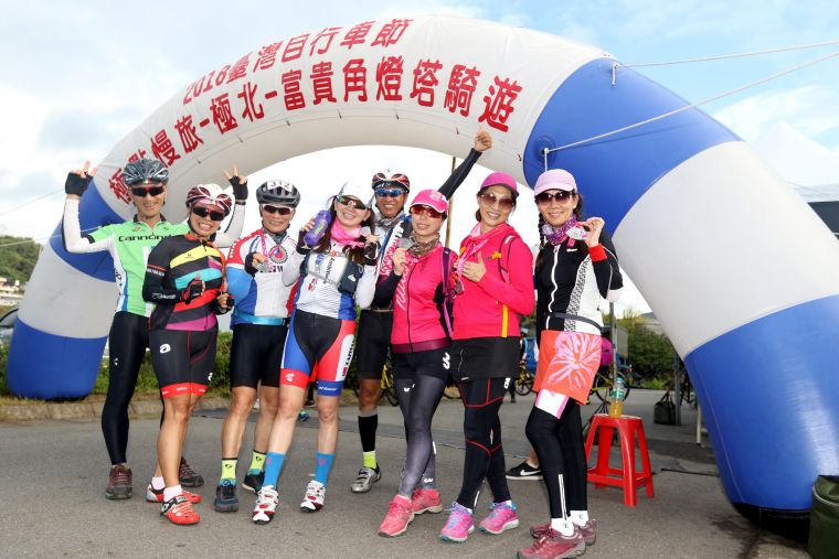車友抵達終點後開心合影。中華民國自行車騎士協會／提供。