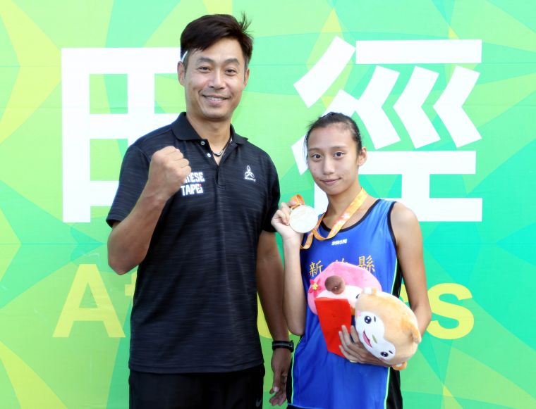 打破競走全國紀錄的江佳柔(右）和教練孫繼宏。林嘉欣／攝影。