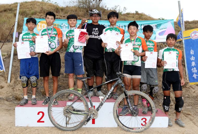 日南國中奪登山車賽國中組總錦標。中華民國自由車協會／提供。