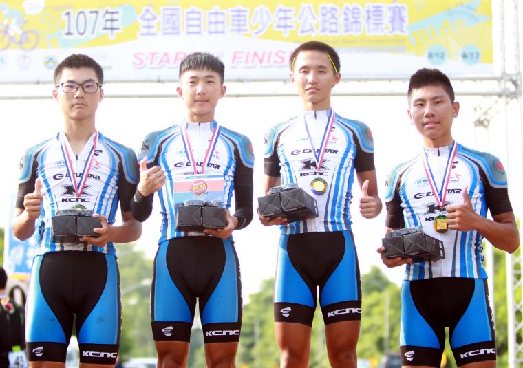 男少15歲組團隊計時賽冠軍大甲高中。中華民國自由車協會／提供。
