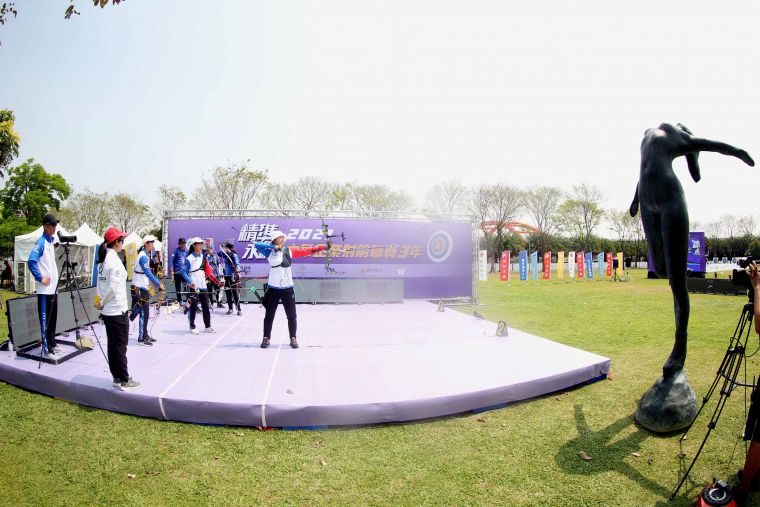 企箭三年在奇美博物館奧林匹亞草坪比準，和一旁的雕像相映成趣。中華企業射箭聯盟／提供。