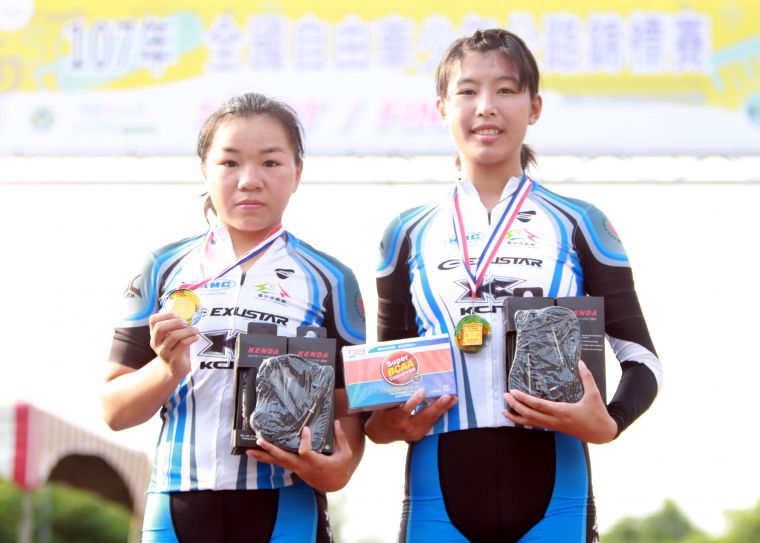 女少15歲組團隊計時賽冠軍大甲高中。中華民國自由車協會／提供。