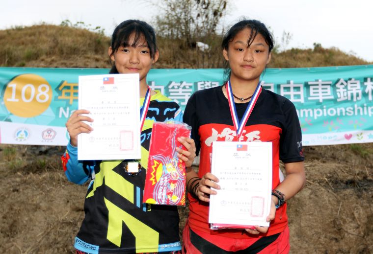 黃佳佳(右)和黃佳萱(左)姐妹檔包辦高女和國女冠軍。中華民國自由車協會／提供。