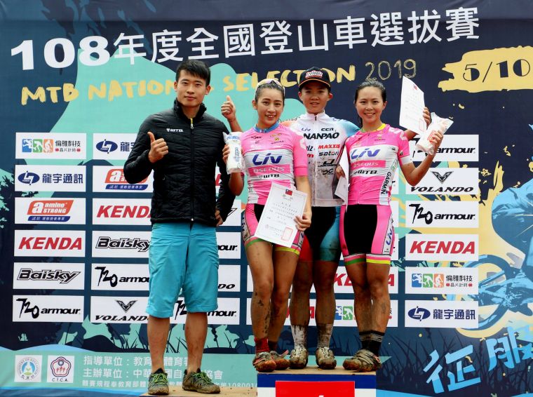 026：六連霸後的江勝山(左)，以桃園市體育會自由車委員會主委身分頒獎給選手。中華民國自由車協會／提供。