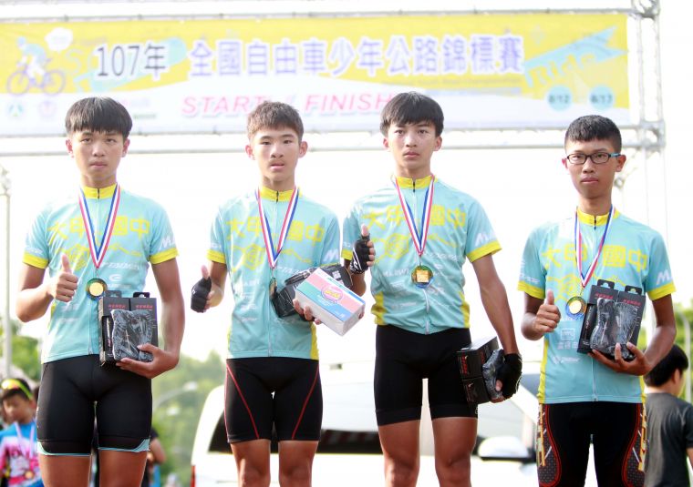 男少13歲組團隊計時賽冠軍大甲國中。中華民國自由車協會／提供。