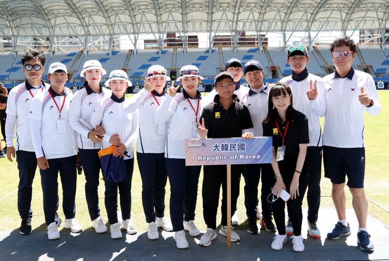 ：陳怡雯(右三)擔任2019亞洲盃射箭賽第二站暨世界排名賽南韓隊接待。中華民國射箭協會／提供。