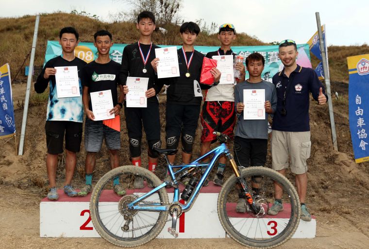 高男組下坡賽頒獎。中華民國自由車協會／提供。