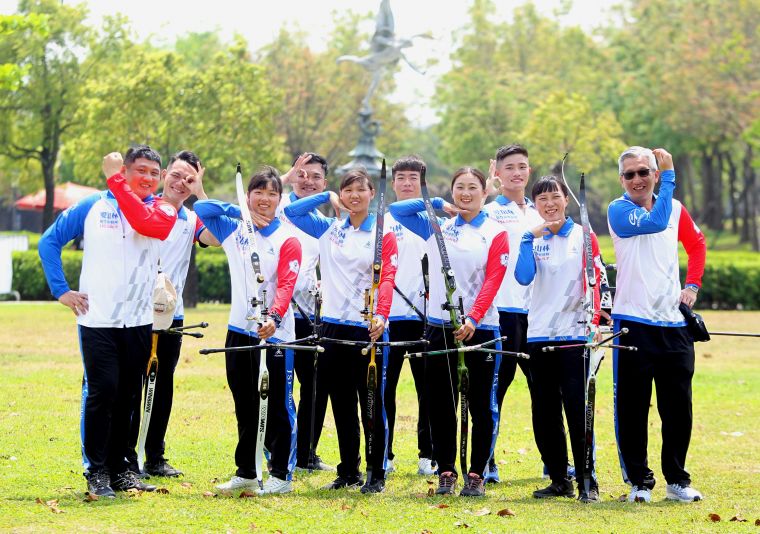 新竹市愛山林隊教練倪大智（前排右一）。中華企業射箭聯盟／提供。