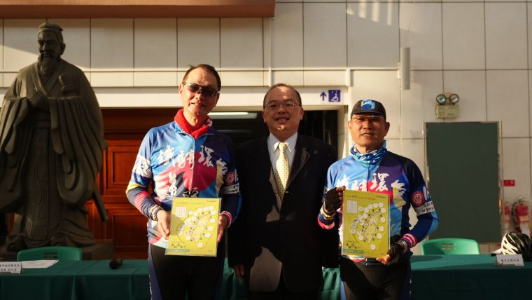 台南市副市長許育典(中)以自身經歷勉勵受獎小朋友。大會提供