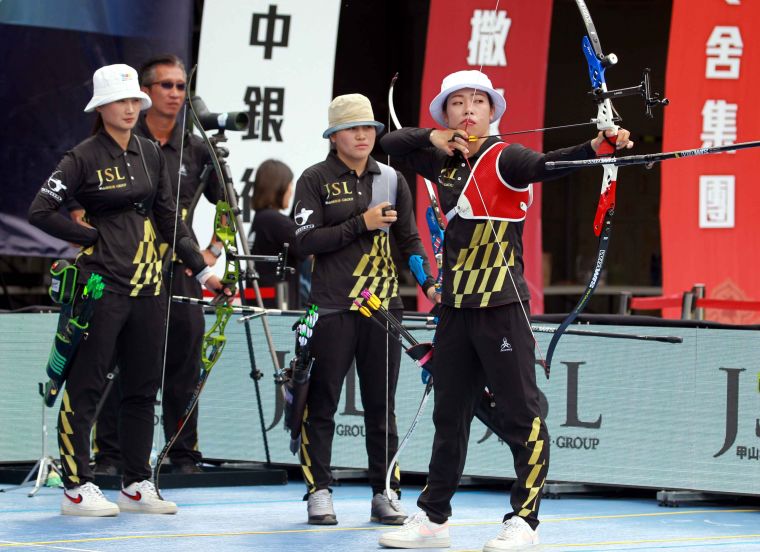 甲山林隊譚雅婷(前)在團體賽以5：1勝協會青年隊。中華企業射箭聯盟／提供。