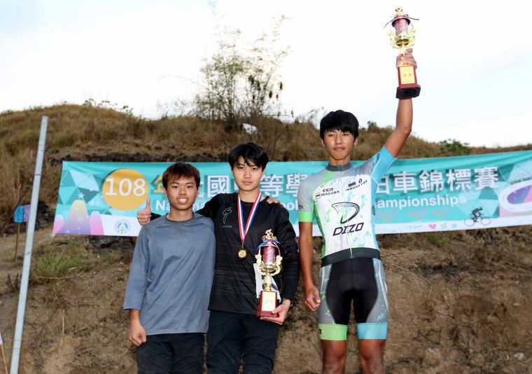林園高中(右)獲高男組總錦標，中為高男下坡賽冠軍黃建順。中華民國自由車協會／提供。