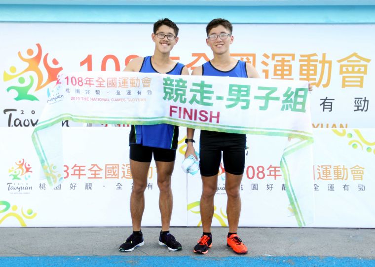 新竹縣兄弟檔張洧綝（左）和張洧睿（右）在全運男子20公里競走包下金銀牌。林嘉欣／攝影。